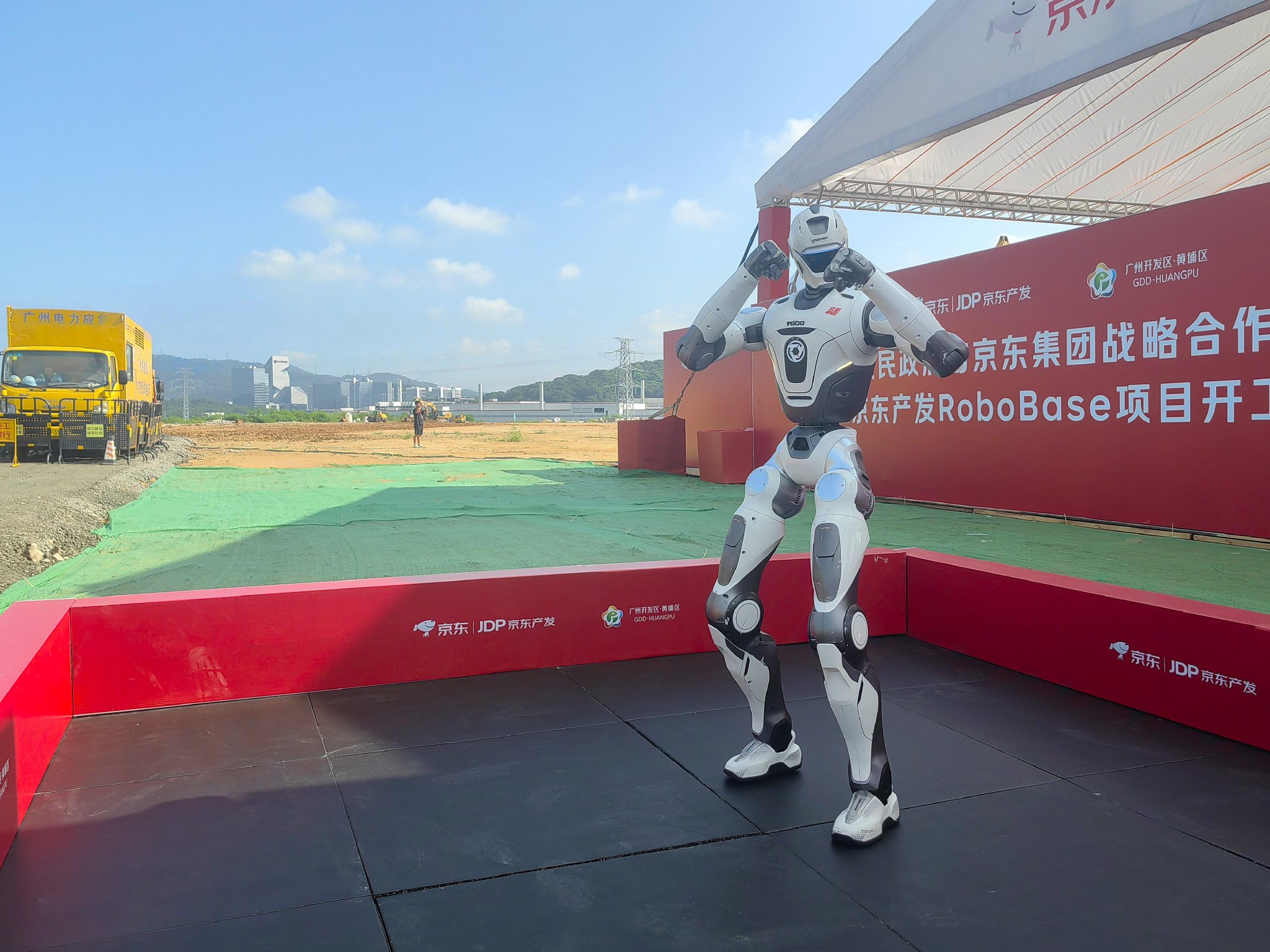 京东杀入具身智能赛道，首个机器人基地在广州动工